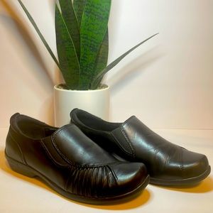 Sz 9.5 Black Leather Bjorndal Clogs